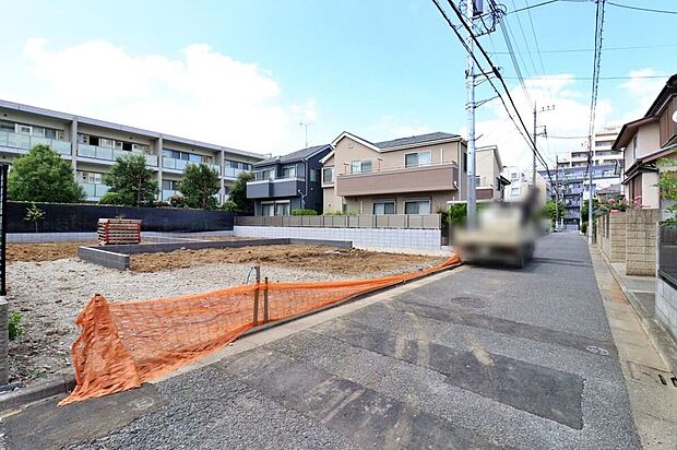 開放感ある前面道路♪車庫入れが苦手な方でも安心して入れられます。