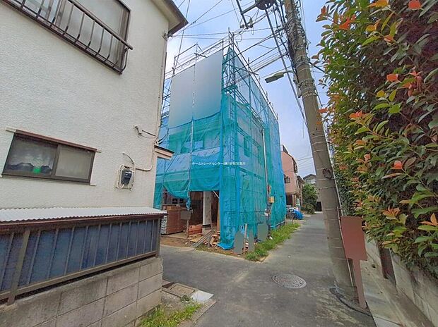 北東角地のロケーション♪車通りが多くないので、お車の出し入れもラクラクです！
