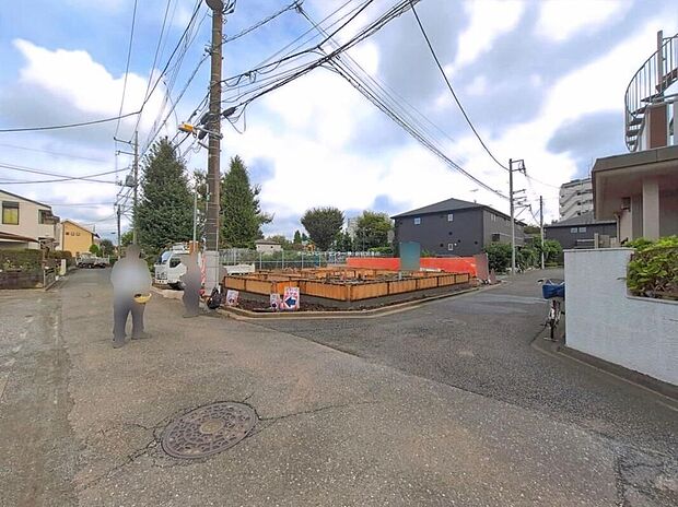 開放感のある北西角地!車通りも多くないので、お車の出し入れもラクラクです♪