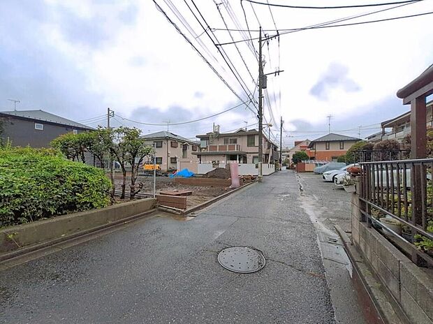 北側前面道路♪子育て環境にはピッタリな落ち着いた雰囲気の閑静な住宅地。