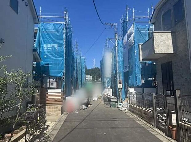 南道路につき陽当たり良好です!住人以外の車の進入も少なく、小さなお子様を持つご家庭にも安心♪
