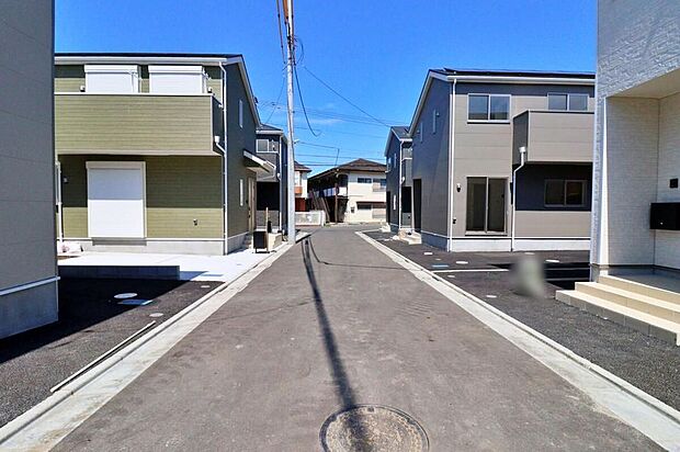 【前面道路含む現地写真】分譲地内に道路を通しており、ここで分譲地のコミュニティーができますね☆