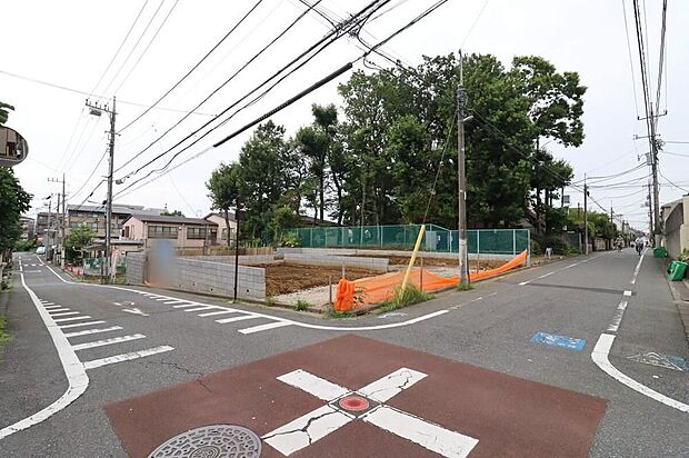 【前面道路含む現地写真】一戸建ての多いエリア、静かで落ち着いた雰囲気。子育て環境にはピッタリな落ち着いた雰囲気の閑静な住宅地♪
