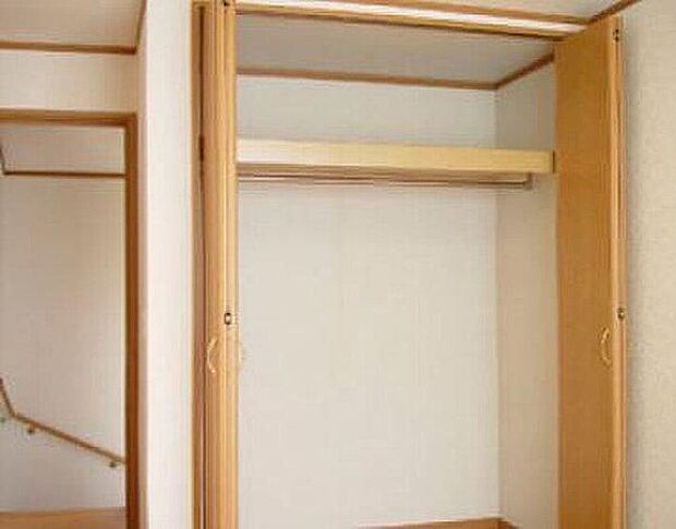 【大型クローゼット】洋室には、たっぷり収納できる大型クローゼットを設置しています。