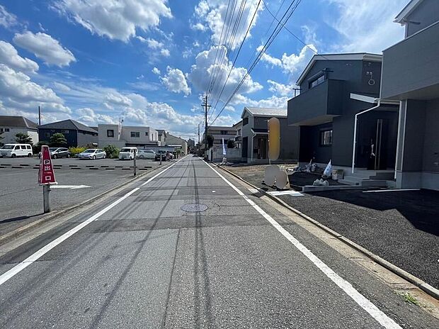 【前面道路含む現地写真】車通りの少ない前面道路 小さなお子様がいても安心です。道路幅も広めで、開放感たっぷり♪