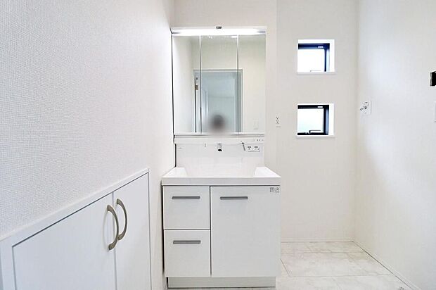 【~Washroom~】明るく清潔感溢れるサニタリースペース。毎日使う場所だからこそ、快適な空間となっております。