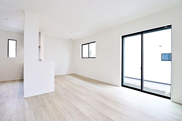 【~Living Room~】大きな南窓から暖かな光がたっぷり差し込むリビング。ご家族の憩いの場ですね。