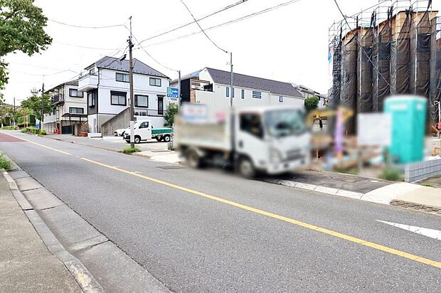 【前面道路含む現地写真】コンビニ・ドラッグストア・スーパーなどが生活に欠かせない環境が揃う、利便性の良い立地♪
