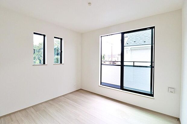 【~Private Room~】2面採光を確保した明るい室内は、風通しも良く、大変居心地の良い空間となっております。爽やかな風を感じて起きる朝は、快適生活の始まりに!