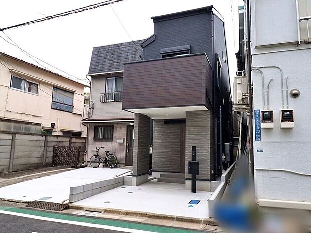 【現地外観写真】落ち着いた雰囲気の外観は、スタイリッシュでお洒落。採光良好且つ、風通しも良く、快適に暮らせるお住まいです!
