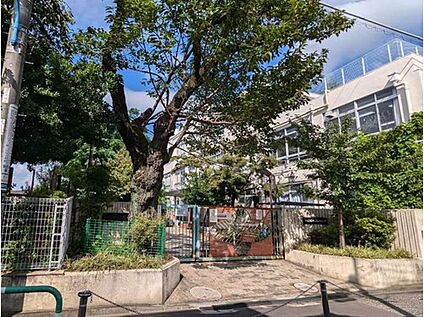 新宿区立落合第六小学校 83m (徒歩2分)