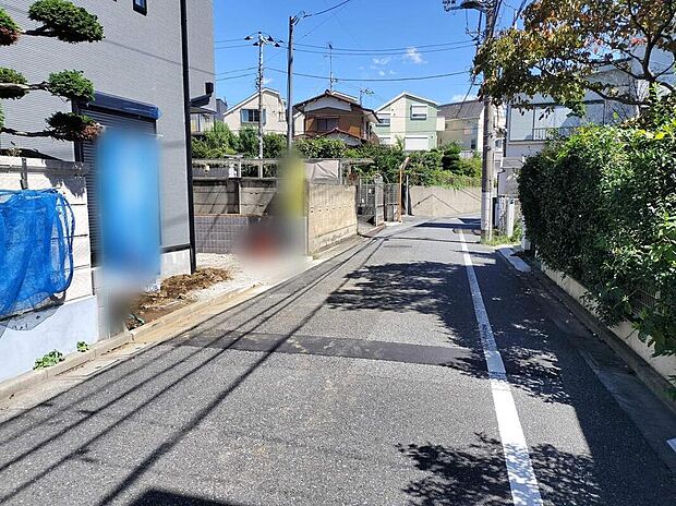 【前面道路含む現地写真】陽当りの良い南道路に面したお住まい。道路幅も広めで、開放感たっぷり♪