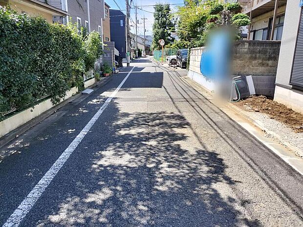 【前面道路含む現地写真】前道が5.32mあるので、車庫入れが苦手な方でも安心して入れられます。
