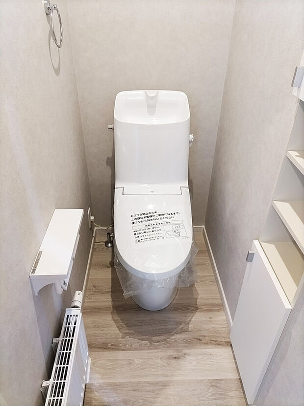 【トイレ】1階トイレ。トイレットペーパーや掃除用具がスッキリしまえる収納も設置！