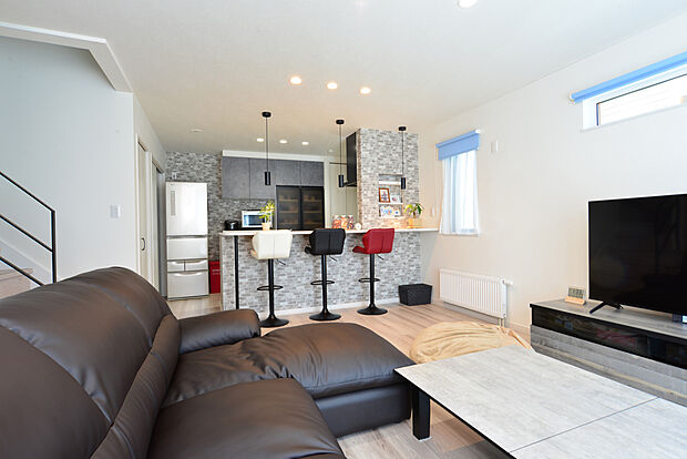 【施工事例2】レンガ調×カウンターチェアがおしゃれなキッチンカウンター。