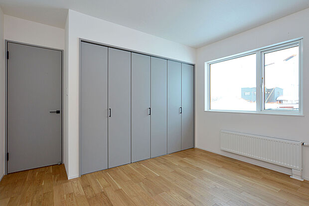 【洋室A】クローゼット完備の洋室は2部屋。回遊できる間取りなので、お部屋の掃除もらくちんです。