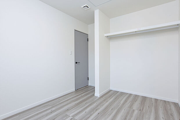 【洋室】2階には3つの個室を配置し、それぞれにクローゼットを完備。兄弟姉妹の成長やライフスタイルの変化にも柔軟に対応しやすく、プライベート空間をしっかり確保できる設計です。