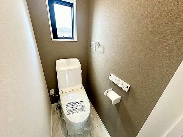【トイレ】◇汚れが入りやすい便座のつなぎ目がなく、お掃除らくらくな衛星陶器を使用
◇強力洗浄でありながら超節水エコトイレです