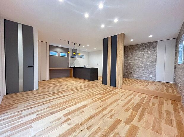 〈2号棟〉17.5帖のゆとり空間♪南向きで日当たり良好♪ナチュラルカラーのフローリングがお部屋を明るく演出してくれます♪