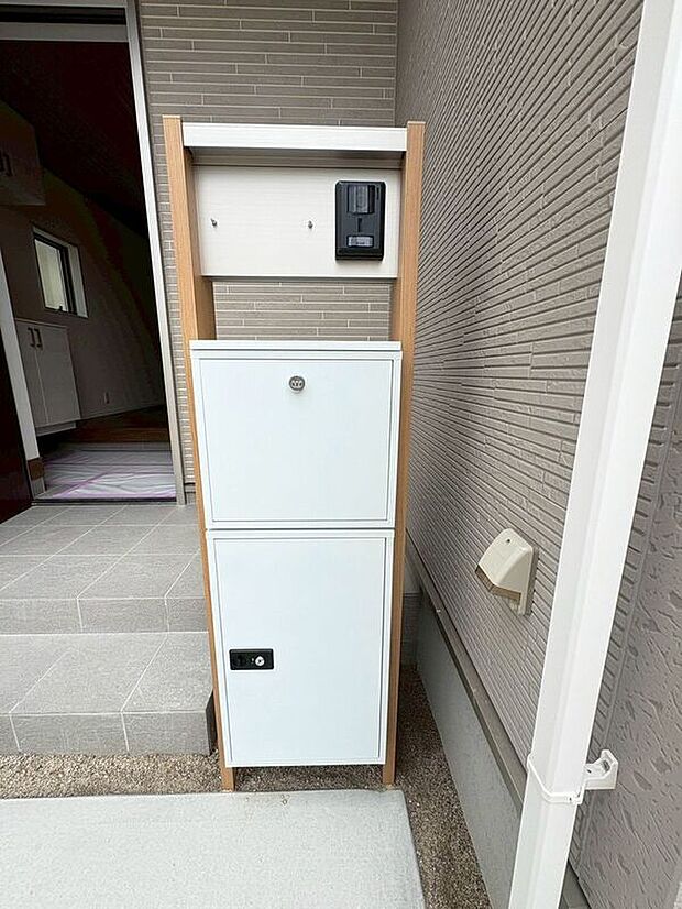 【その他設備】便利な宅配ボックス付き♪急な外出でも代わりに荷物を受け取る事が出来ます♪
