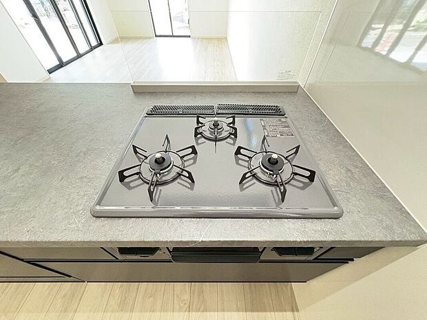 【その他設備】火力にこだわるお料理上手な方も大満足の3口コンロです♪