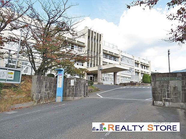 須恵町立須恵第一小学校(約650m)