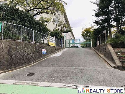 福岡市立長住小学校 700m