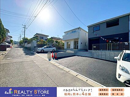 前面道路含む外観