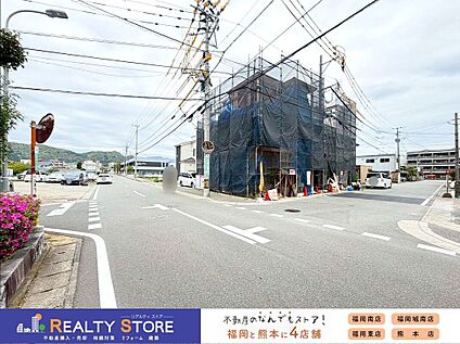 前面道路含む外観