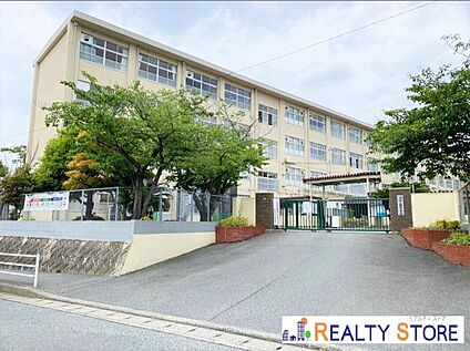福岡市立鶴田小学校 700m