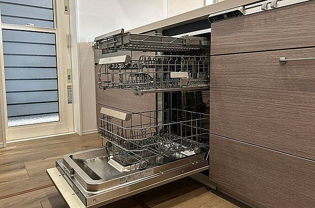 【その他設備】オープンフロントタイプで大容量の食洗機♪3段のかごで洗い物も1度にたっぷり洗う事ができるので毎日の家事も時短できます♪