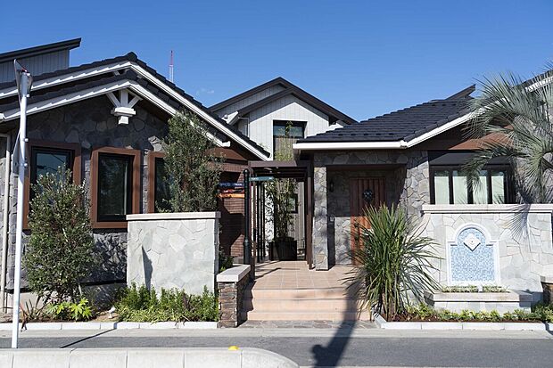 【クラブハウス】コミュニティー施設として使える2棟のクラブハウス。ギャザリングサイト（画像右）は、集会やご近所様とのパーティで使用できます。パーソナルサイト（画像左）は、お仕事やお勉強の際に便利な個室がございます。