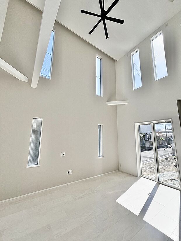 吹き抜けのあるリビングは空間を広くさせる効果と採光がよく入ります!