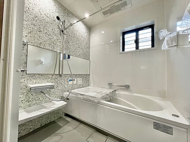 【浴室】1坪タイプの浴室です！
足を延ばして入浴でき、日々の疲れを癒していただけます！