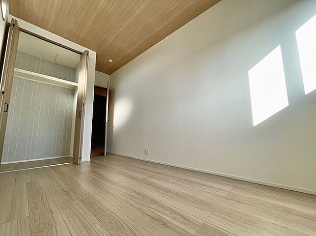 【居室】各居室収納を設けており、ハンガーパイプもついているのでお洋服をハンガーでかけて収納できます！