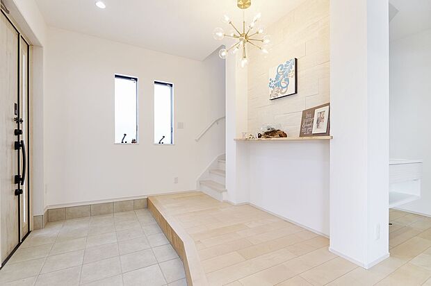 【広い玄関】広く取った玄関は扉を開けた瞬間に広いお家だと思わせてくれます。玄関でお家のイメージがガラッと変わります。