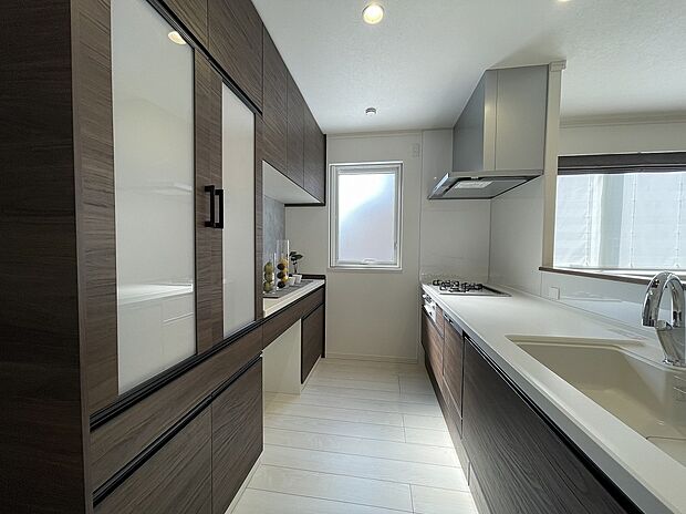 キッチンは収納豊富です。食器棚カウンターにはコンセントも完備しております（2023年2月撮影）