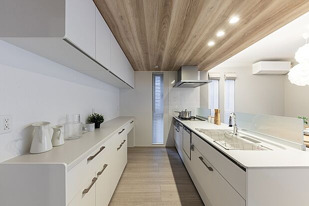 清潔感のあるホワイトカラーでコーディネートしたキッチン。食器洗い乾燥機とワイドな収納を完備（2025年11月撮影）