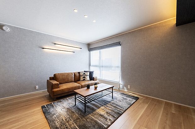 日当たりのいい2階リビング！ソファから見晴らしのいい景色を眺めることができます（2024年2月撮影）