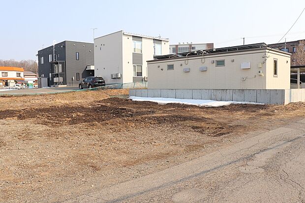 【区画1】左から撮影:南側の隣家が平屋のため日当たり良好です(2026年3月撮影)