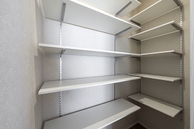 キッチン横に備えたパントリー。買い置きした飲料水や食料品はこちらへ収納◎（2025年5月撮影）