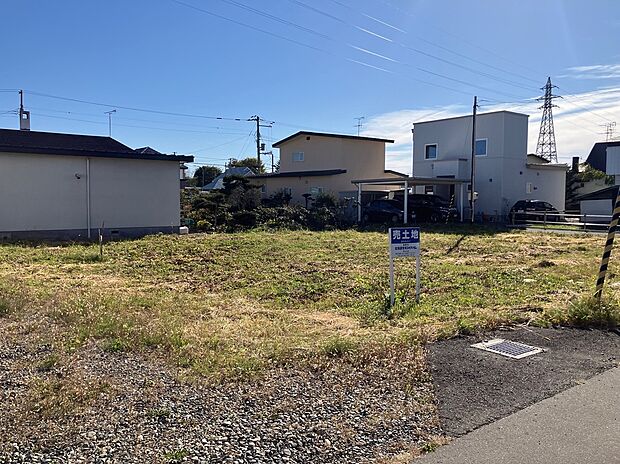 【区画1】左側から撮影:間口が11m以上あり、お車2台を並列で駐車できます(2025年10月撮影)