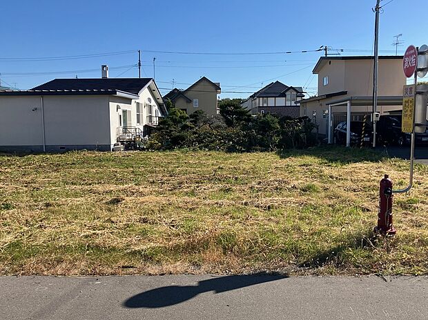 【区画2】正面:63.64坪の整形地。ゆとりの敷地でお好みの外構計画を!(2025年10月撮影)