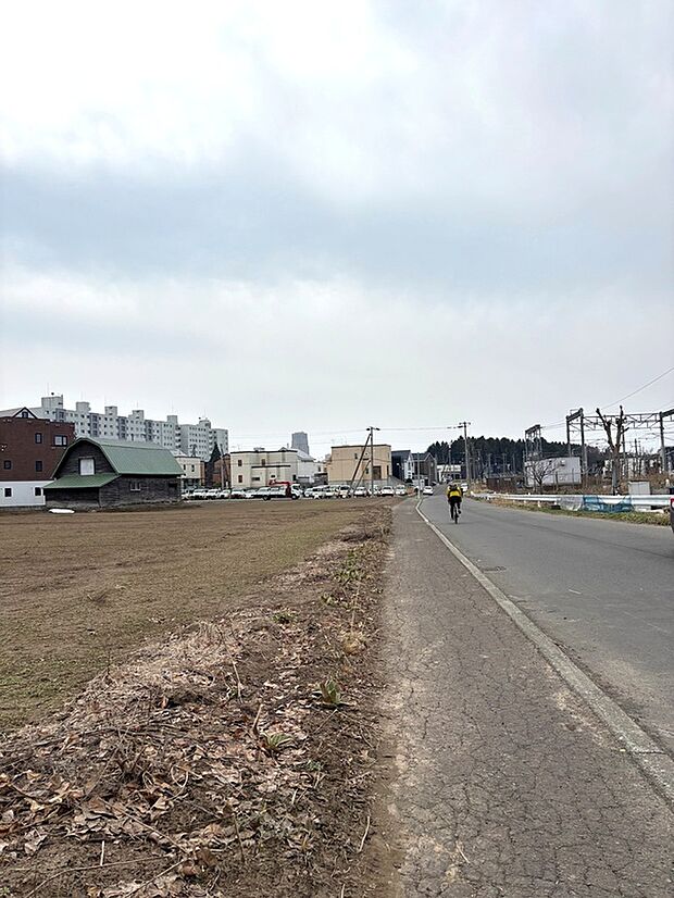 【前面道路(南西方面)】JR森林公園駅まで徒歩8分以内！通勤・通学に便利◎（2026年4月撮影）