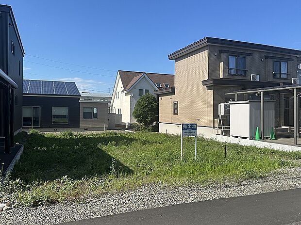 左側から撮影:小学校まで徒歩9分、中学校まで徒歩17分(2025年7月撮影)