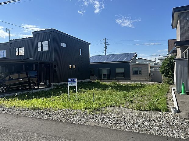 右側から撮影:コンビニまで徒歩5分、ドラッグストアまで徒歩11分の立地(2025年7月撮影)