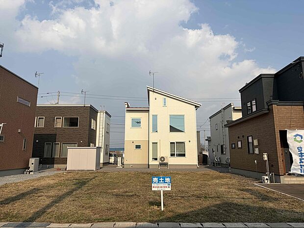 正面:55.20坪の整形地!間口が12.5mあり、お車2台を並列で駐車できます♪(2026年3月撮影)