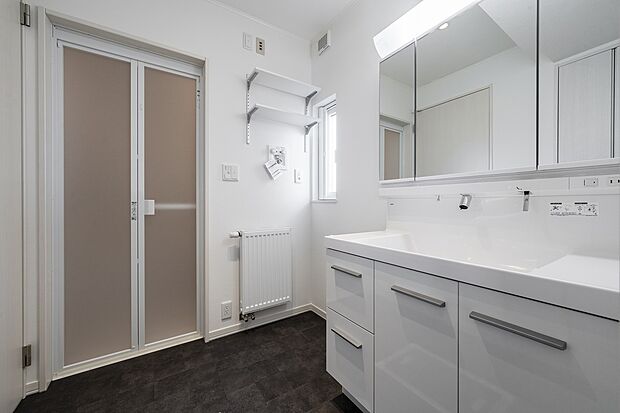 窓があり明るく清潔なサニタリー。洗濯機スペースの上には可動の棚が備え付け！（2025年1月撮影）