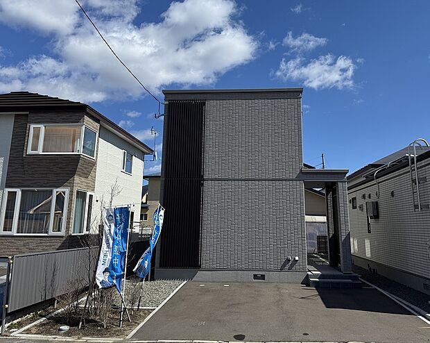 1・2階に格子を取り入れ、繋がりをもたせた高級感のある外観（2025年4月撮影）