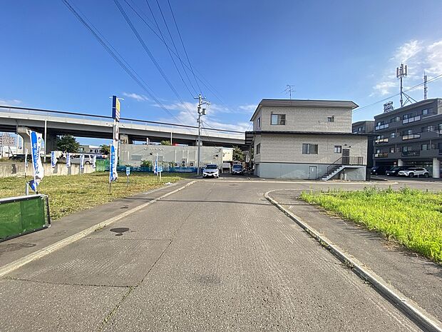 【前面道路(南方面)】前面道路が8mあり、冬の道も安心です(2025年8月撮影)